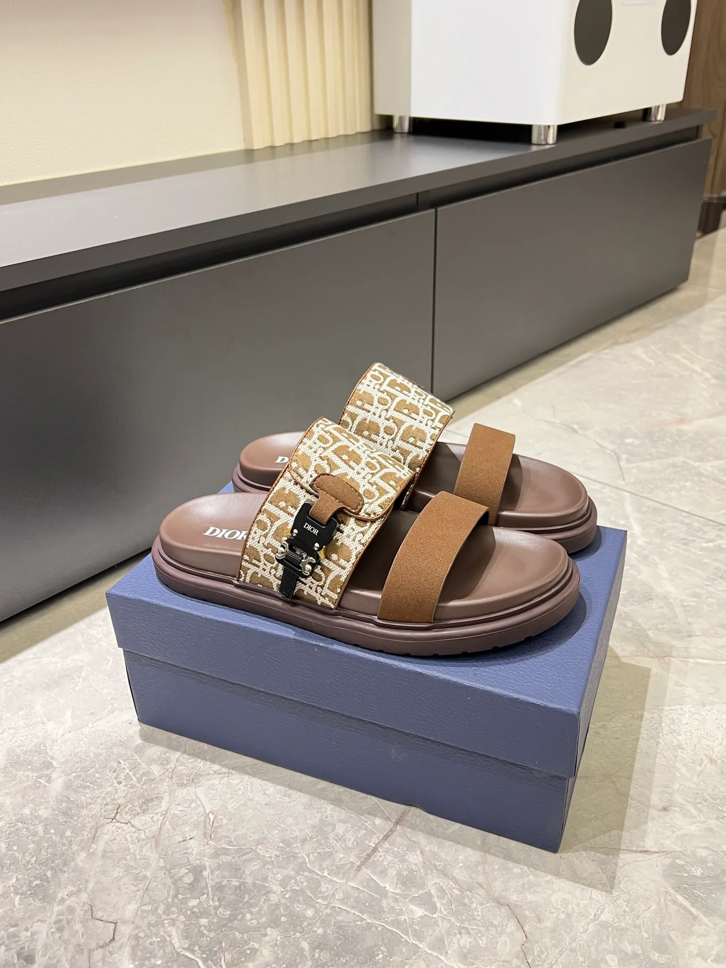 Men's Men's Shoes 💰p320 Dio* Men's Sandals Slippers. Showcasing Dior haute couture design. The Dior gray suede strap is accented with an aluminum Dior buckle for added style. Paired with a comfortable tonal notch sole, they pair easily with shorts or jeans for a sophisticated look. Main body: suede cow leather, technical fabric lining: cow leather, with adjustable straps, aluminum Dior buckle, Dior gray EVA insole, tonal notched rubber outsole splicing structure, size: 38-44 (customized at 45.46)